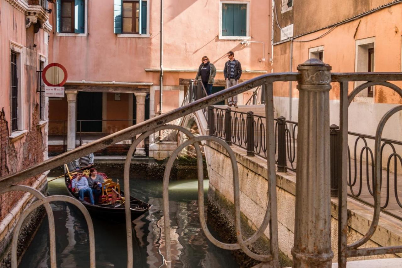 Fenice Backstage Over Canal Venecia Exterior foto